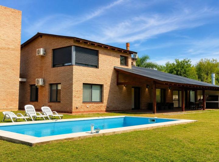 Casa · 417m² · 8 Ambientes · 2 Cocheras