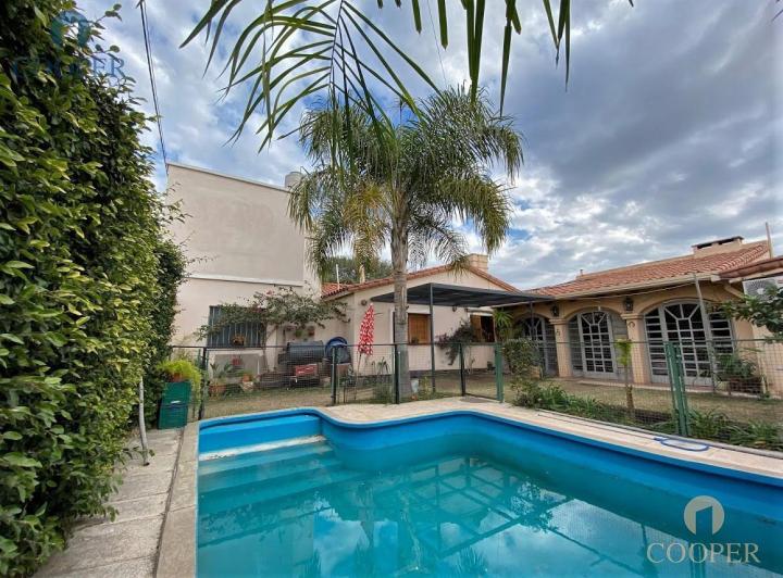Casa · 250m² · 4 Ambientes · 3 Cocheras