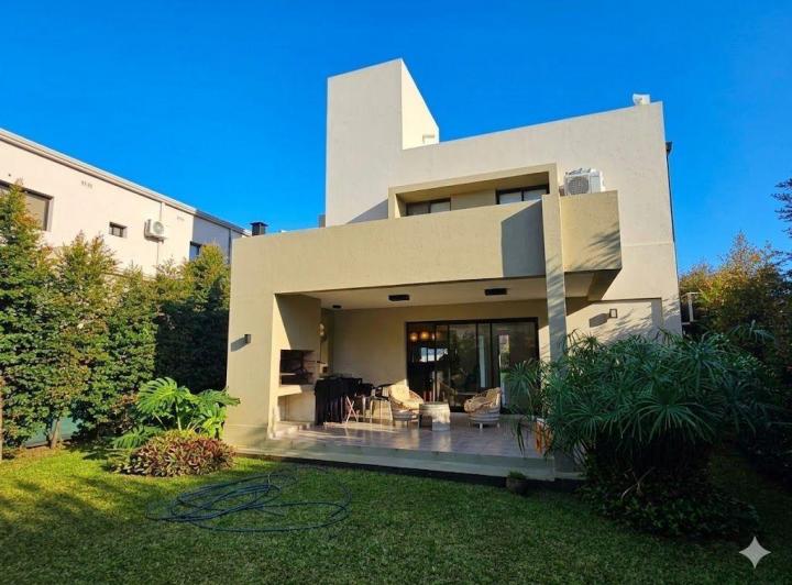 Casa · 84m² · 4 Ambientes · 1 Cochera