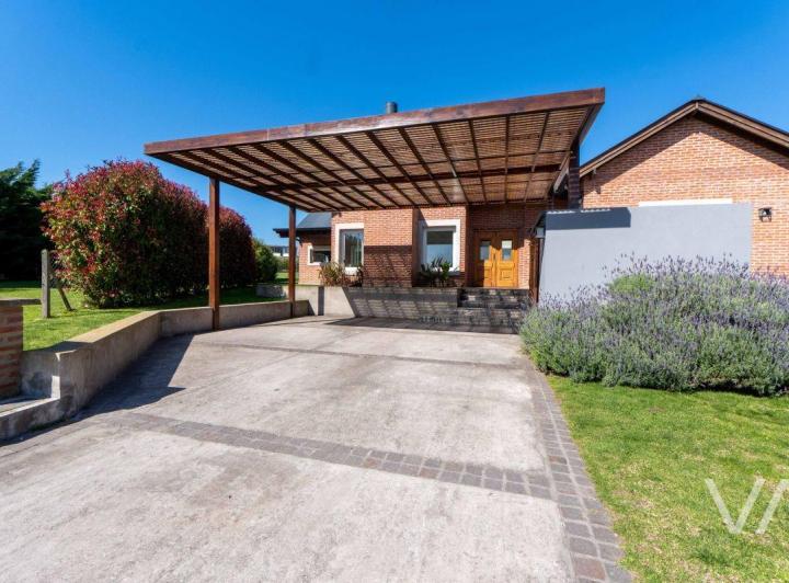 Casa · 260m² · 4 Ambientes · 6 Cocheras