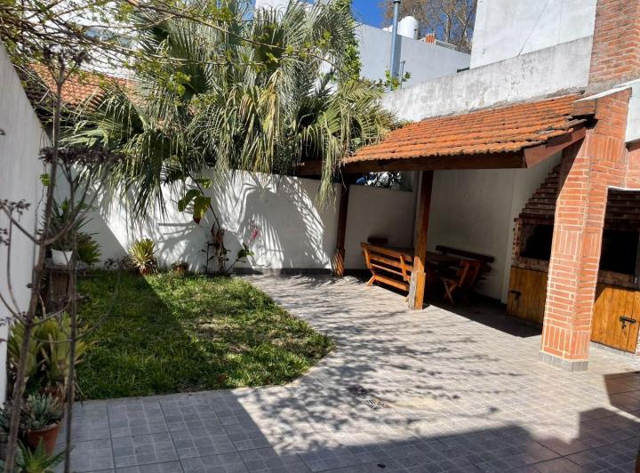 Casa · 190m² · 6 Ambientes · 2 Cocheras