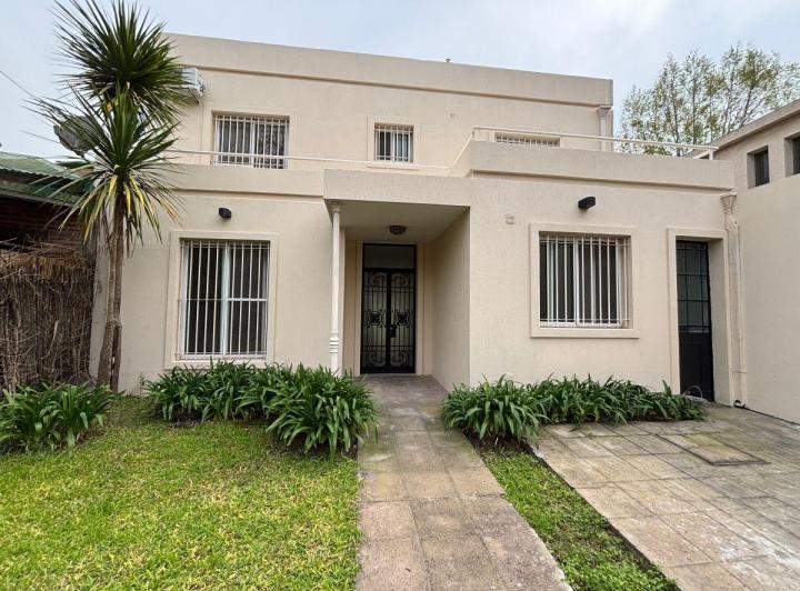 Casa · 211m² · 5 Ambientes · 1 Cochera