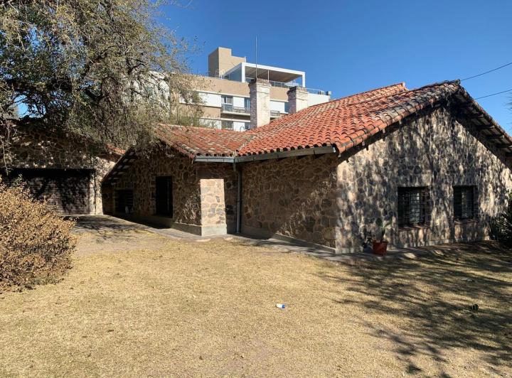 Casa · 350m² · 4 Ambientes · 2 Cocheras