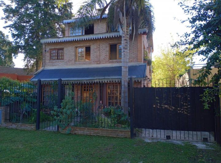 Casa · 230m² · 7 Ambientes · 1 Cochera