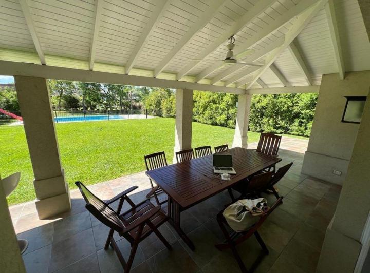 Casa · 250m² · 6 Ambientes · 2 Cocheras