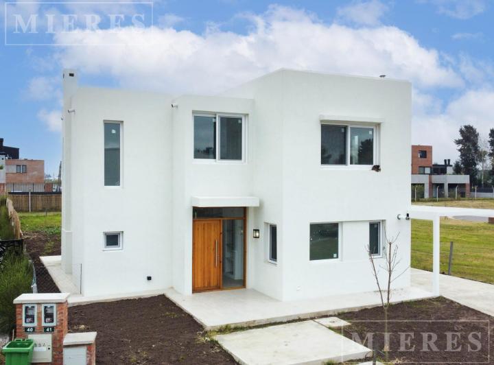 Casa · 172m² · 5 Ambientes · 2 Cocheras