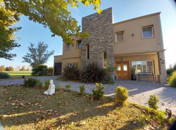 Casa · 275m² · 5 Ambientes · 2 Cocheras