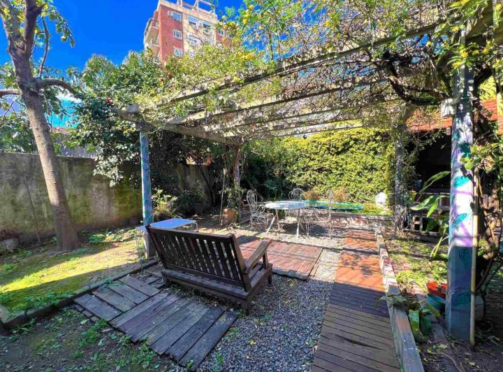 Casa · 220m² · 6 Ambientes · 1 Cochera
