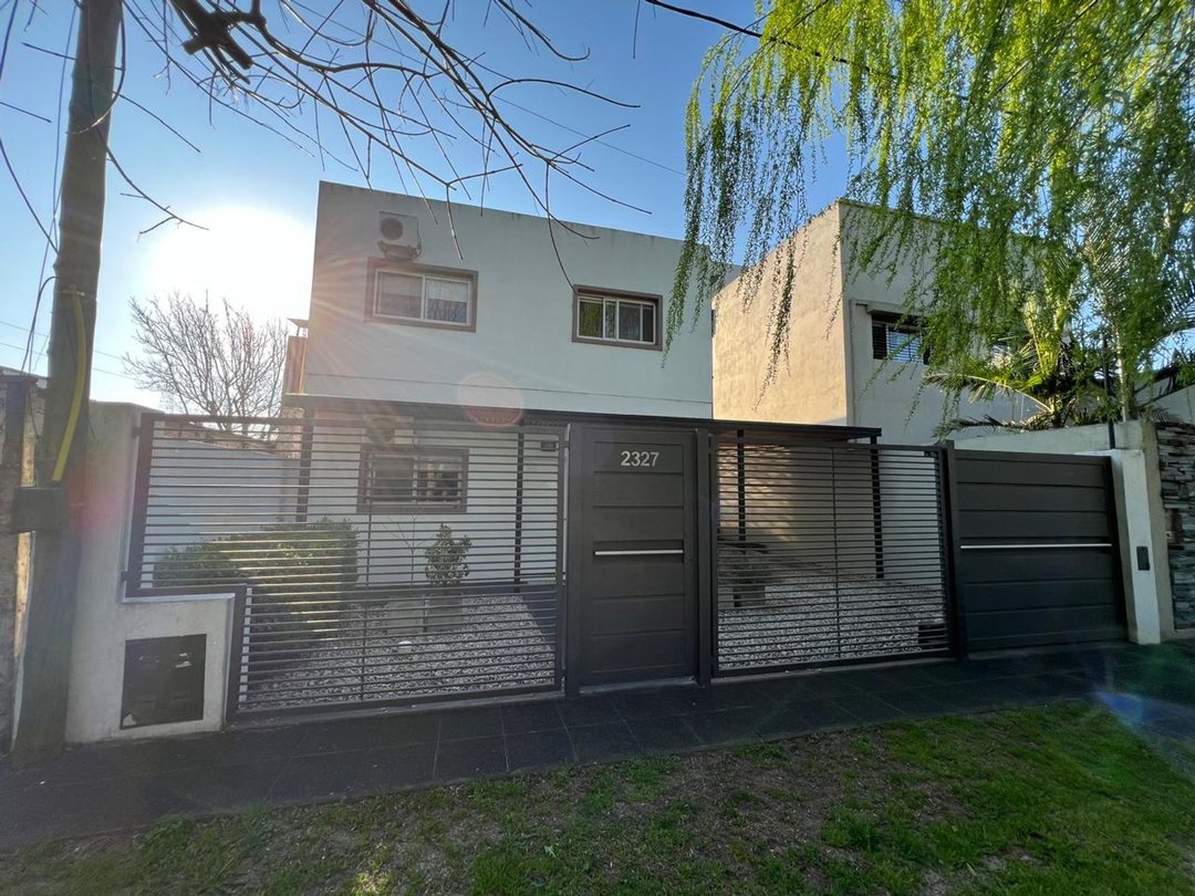 Casa 4 dormitorios Venta La Plata Cochera y Pileta