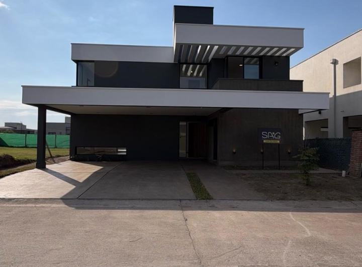 Casa · 262m² · 7 Ambientes · 2 Cocheras