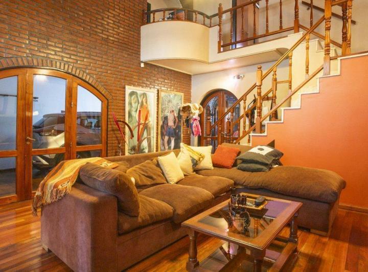 Casa · 230m² · 5 Ambientes · 2 Cocheras