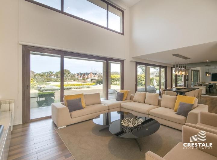 Casa · 355m² · 6 Ambientes · 2 Cocheras