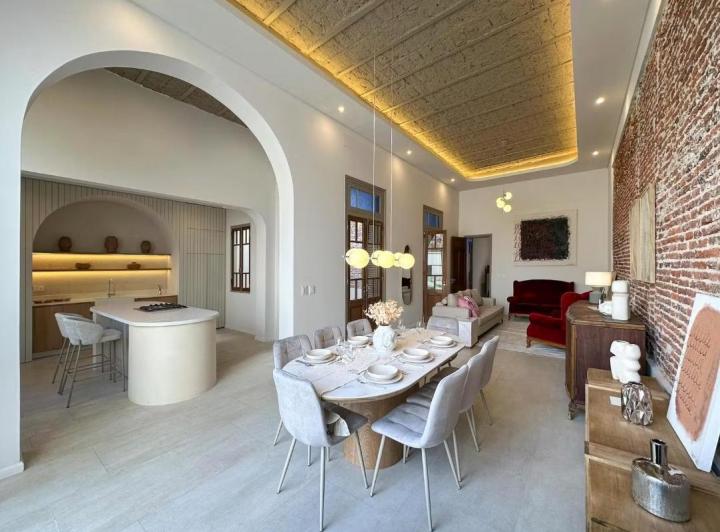 Casa · 196m² · 8 Ambientes · 1 Cochera