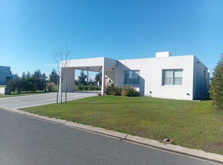 Casa · 240m² · 3 Dormitorios