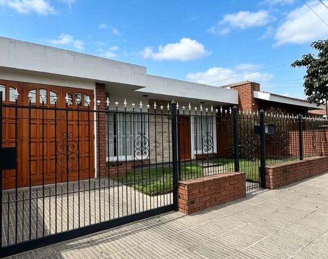 Casa · 150m² · 8 Ambientes · 2 Cocheras