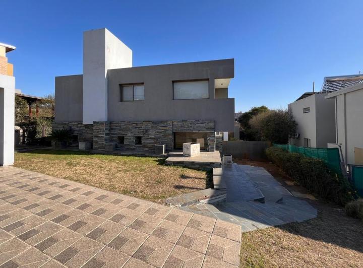 Casa · 380m² · 8 Ambientes · 2 Cocheras
