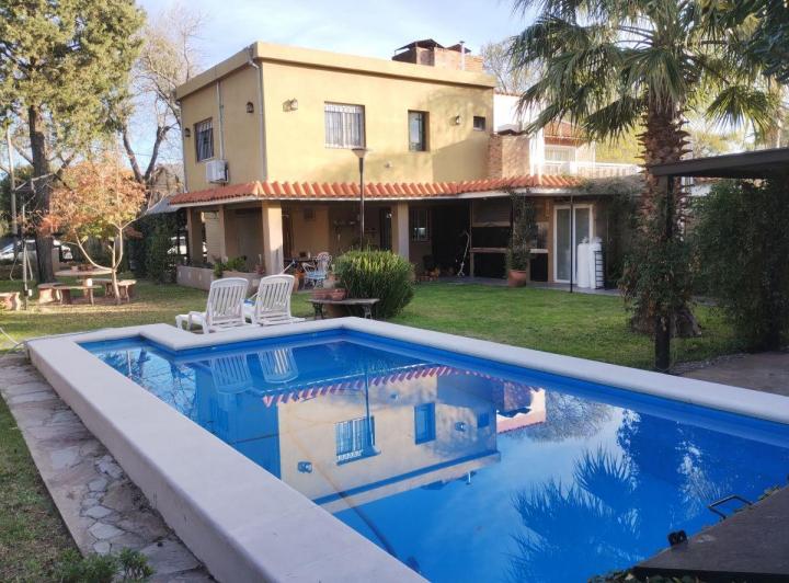 Casa · 95m² · 4 Ambientes · 2 Cocheras