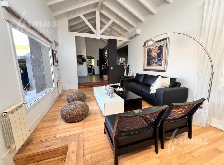 Casa · 360m² · 9 Ambientes · 2 Cocheras