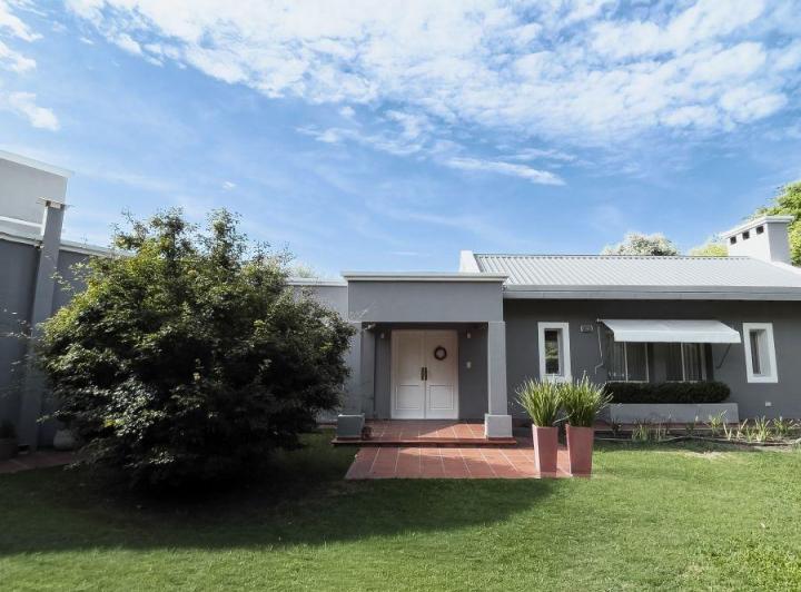 Casa · 400m² · 4 Ambientes · 2 Cocheras