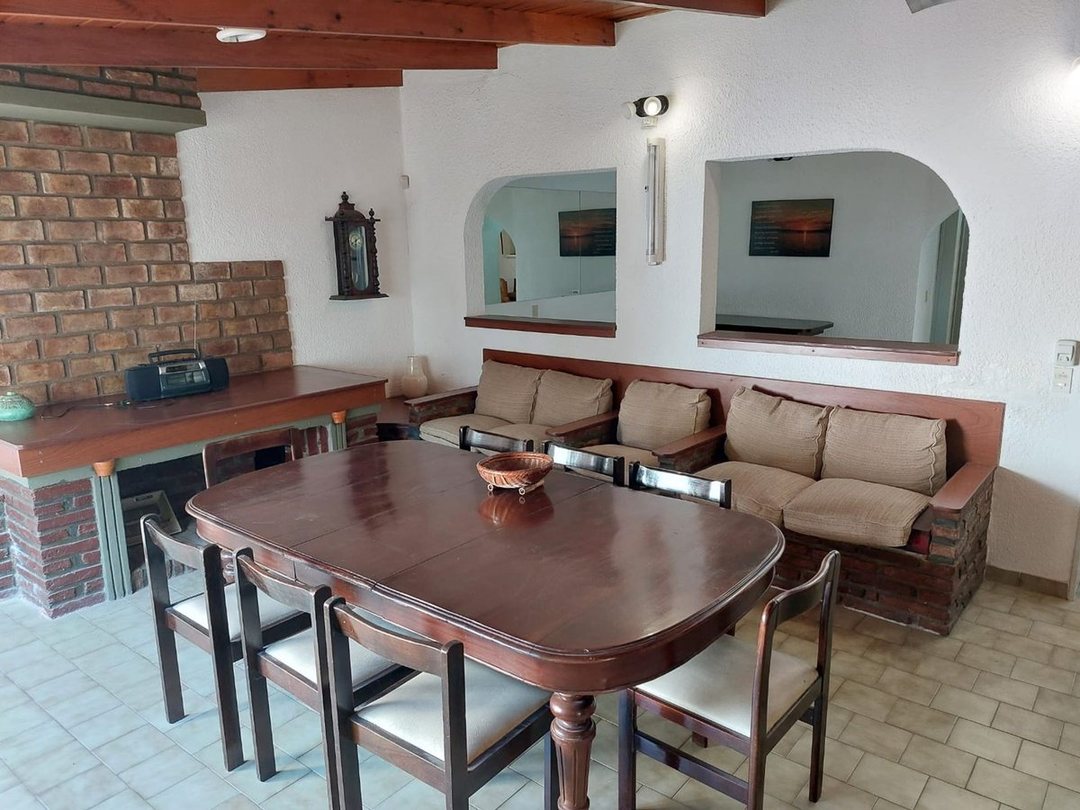 CASA EN VENTA CON JARDIN Y COCHERA LA PLATA