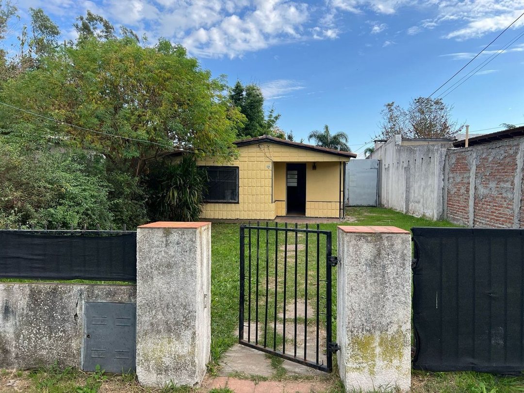 VENTA CASA 2 DORMITORIOS GRAN JARDIN VERDE PEREZ