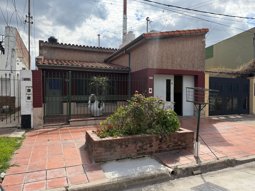 CASA EN BARRIO SGTO. CABRAL (APTA A CREDITO).