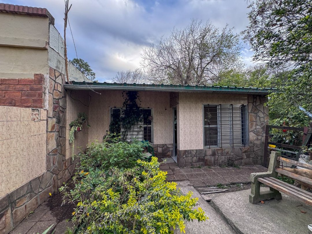 Casa 2 dormitorios, 2 plantas y jardín, Paraná