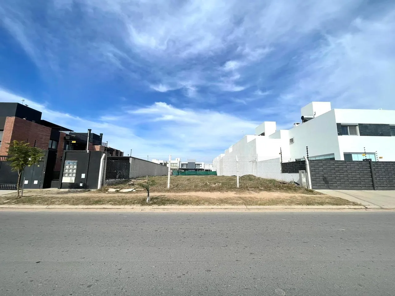 PRADOS DE MANANTIALES TERRENO EN VENTA APTO 4 UNIDADES