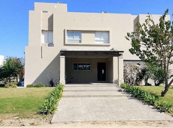 Casa · 330m² · 6 Ambientes · 2 Cocheras