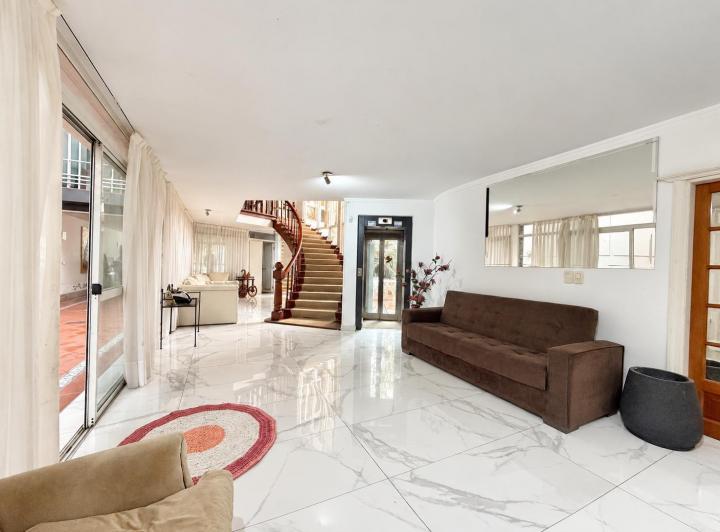 Casa · 700m² · 7 Ambientes · 4 Cocheras