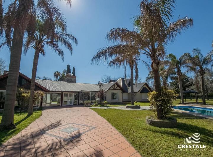 Casa · 450m² · 6 Ambientes · 4 Cocheras