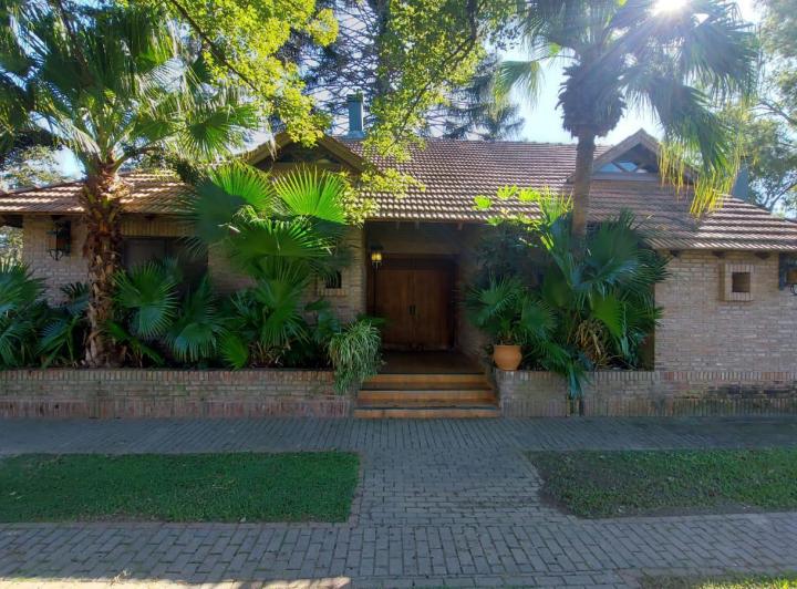 Casa · 260m² · 4 Dormitorios · 2 Cocheras