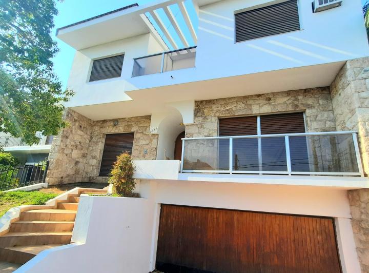 Casa · 370m² · 12 Ambientes · 2 Cocheras