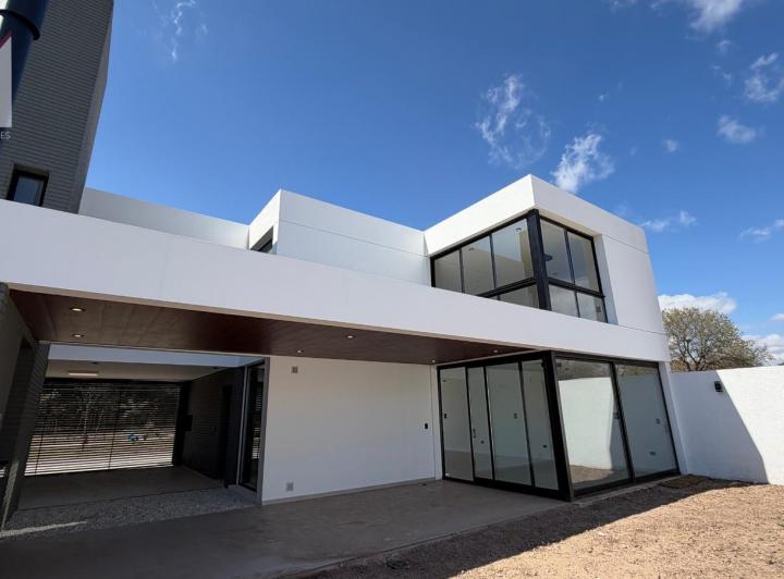 Casa · 250m² · 8 Ambientes · 2 Cocheras