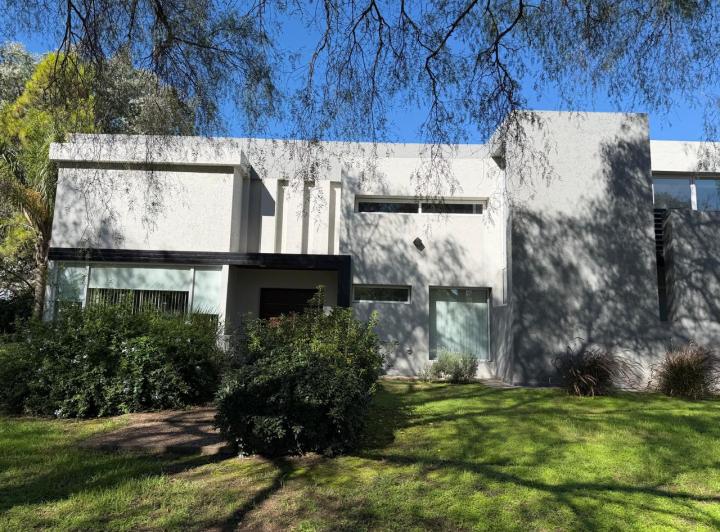 Casa · 500m² · 4 Dormitorios · 2 Cocheras