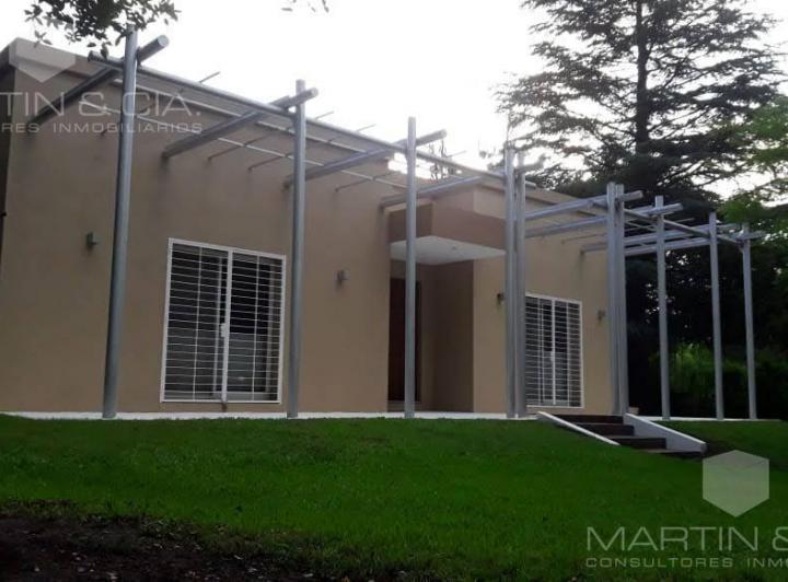 Casa · 210m² · 4 Ambientes · 5 Cocheras
