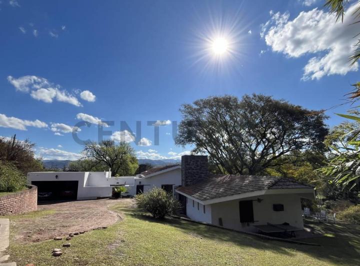 Casa · 360m² · 7 Ambientes · 2 Cocheras