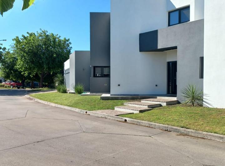 Casa · 420m² · 7 Ambientes · 4 Cocheras