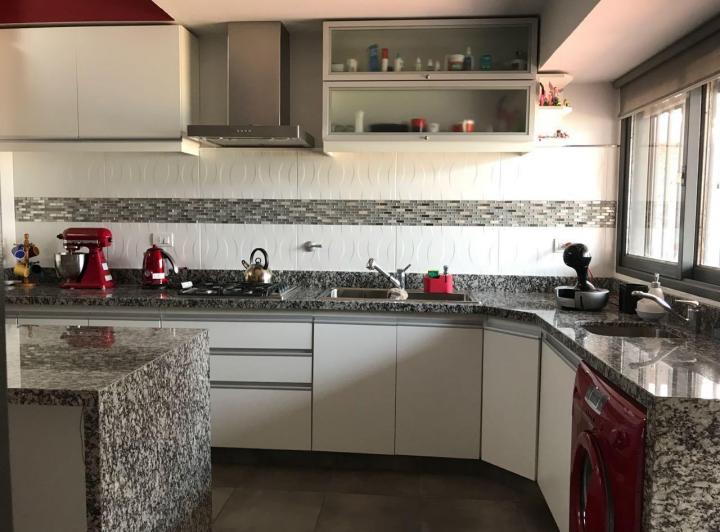 Casa · 220m² · 8 Ambientes · 2 Cocheras