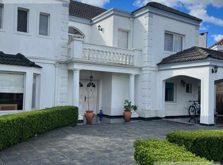 Casa · 280m² · 4 Ambientes