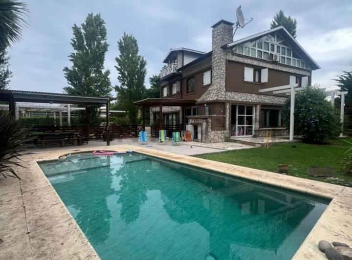 Casa · 400m² · 6 Ambientes · 1 Cochera