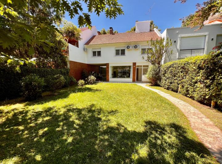 Casa · 300m² · 5 Ambientes · 3 Cocheras