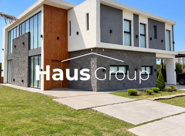 Casa · 240m² · 5 Ambientes · 2 Cocheras