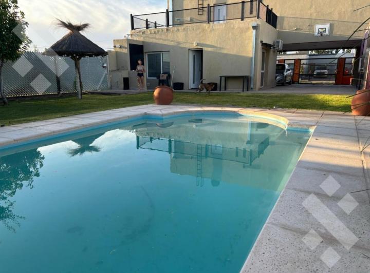 Casa · 360m² · 2 Dormitorios · 2 Cocheras