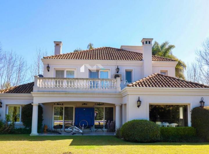 Casa · 299m² · 6 Ambientes · 1 Cochera