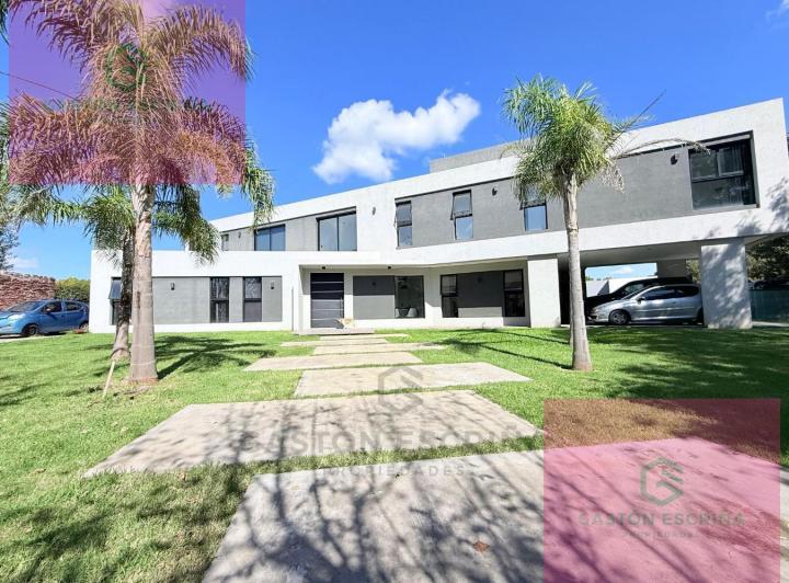 Casa · 350m² · 2 Ambientes · 10 Cocheras