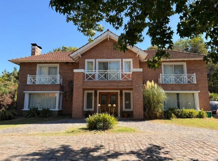 Casa · 350m² · 6 Ambientes · 1 Cochera