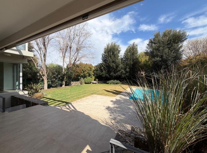 Casa · 385m² · 4 Dormitorios · 2 Cocheras