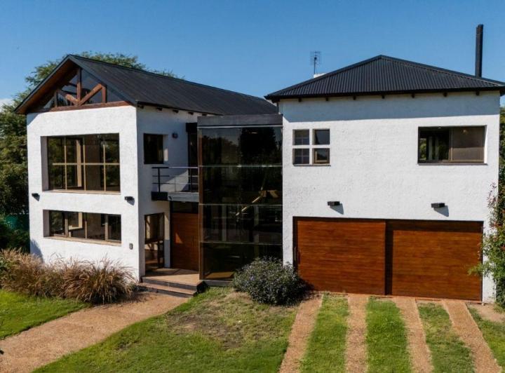 Casa · 350m² · 5 Ambientes · 2 Cocheras