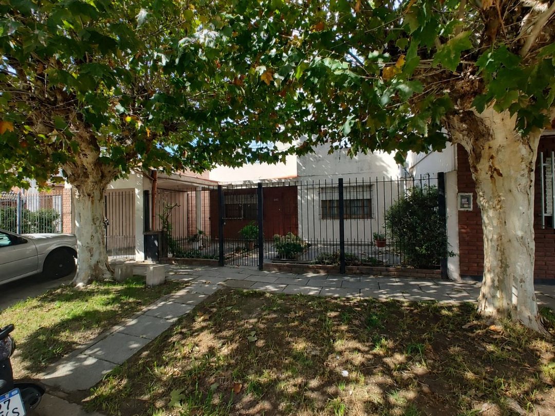 VENTA CASA 4 AMBIENTES, MORON, APTO CREDITO!